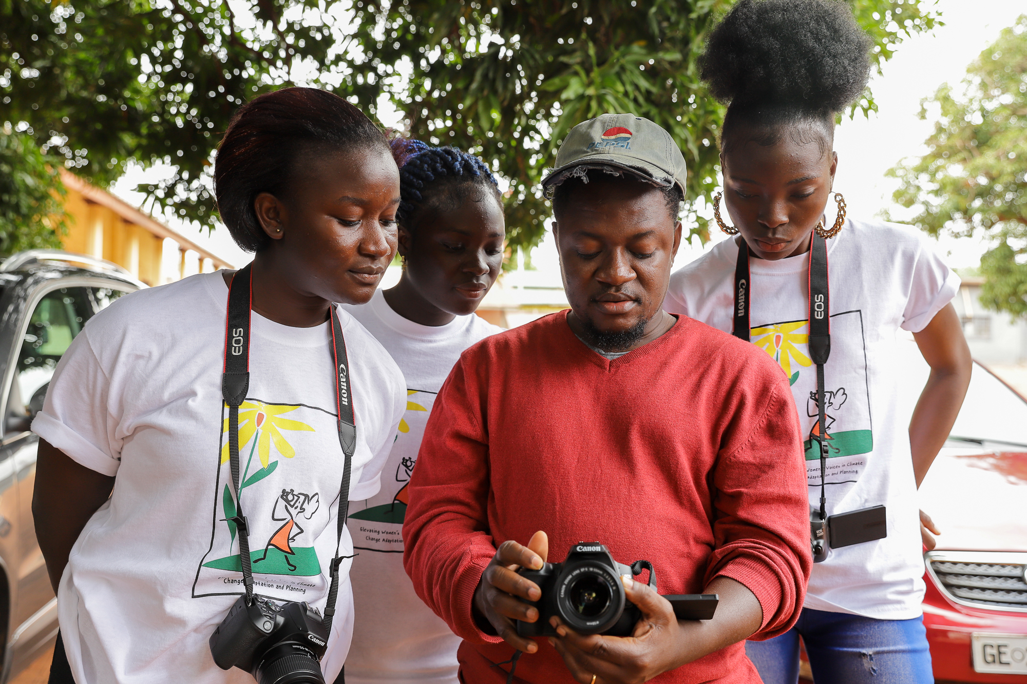 Photo: Photographer and Envisioning Resilience facilitator Francis Kokoroko in a hands-on session with participants at a workshop on photography and climate change adaptation in Tamale, Ghana (from left to right: Jennifer Atinyo, Dorcas Abban, Francis Kokoroko, Belinda Alhassan). Credit: Dennis Nipah, Ghana (2021).